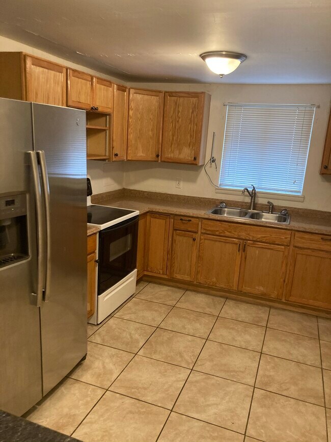 Building Photo - 140 Elm St