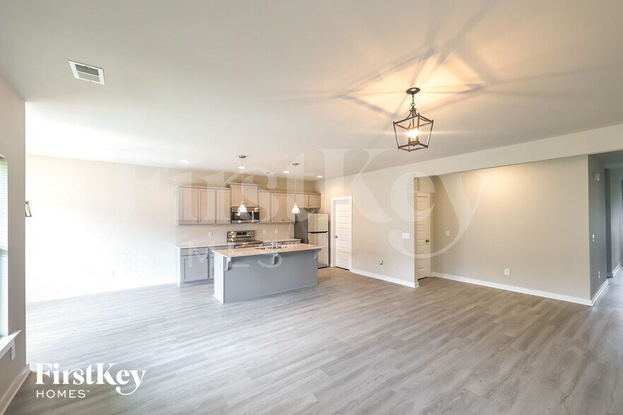 Building Photo - 171 County Rd 1700