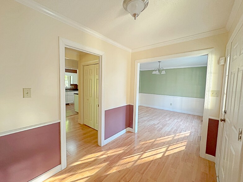 Building Photo - 102 Rock Nest Ct