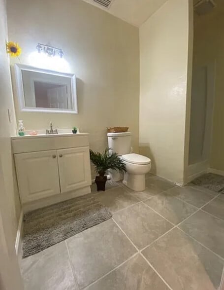 Building Photo - 102 Lamplighter Rd