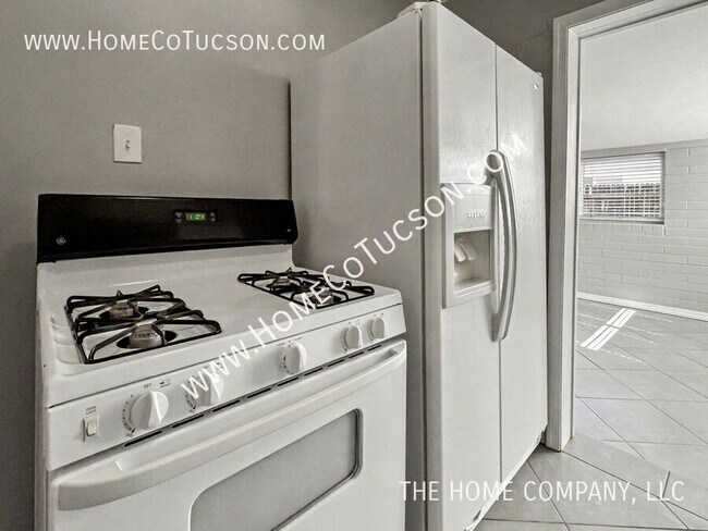 Building Photo - 2404 E Cameron Vista