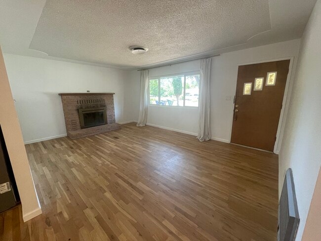 Primary Photo - 2117 Deerfield Ave