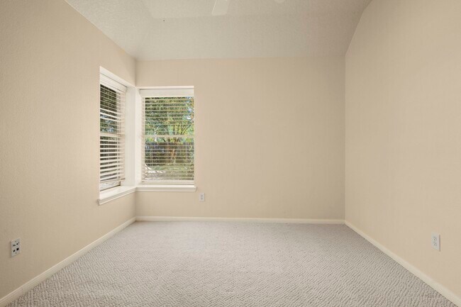 Building Photo - 10218 Garden Crossing Ln