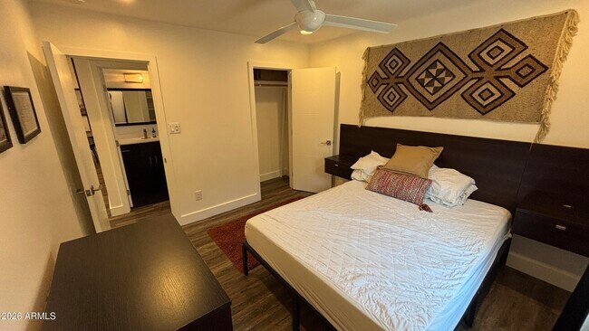 Building Photo - 706 E Whitton Ave