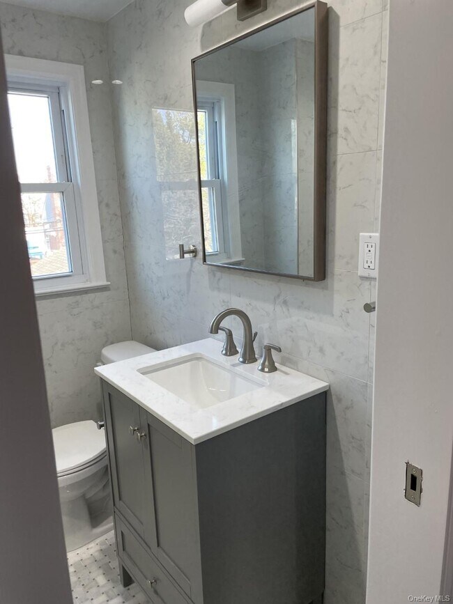 Building Photo - 1016 Oaks Dr