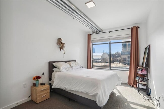 Building Photo - 70-73 500