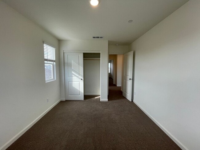 Building Photo - 661 Suzanne Dr