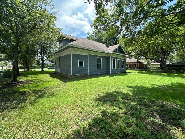 Building Photo - 501 N Virginia St