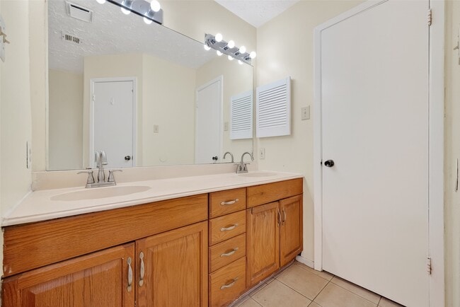 Building Photo - 15811 Pfeiffer Dr