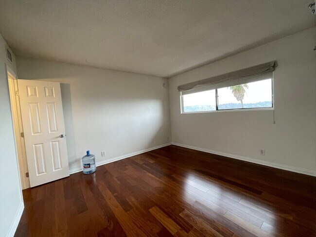 Building Photo - Gorgeous 5 Bed House - Amazing View!