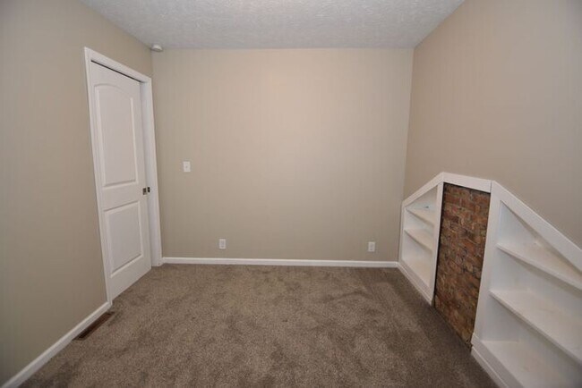 Building Photo - Central Mishawaka- close to Parks and Down...