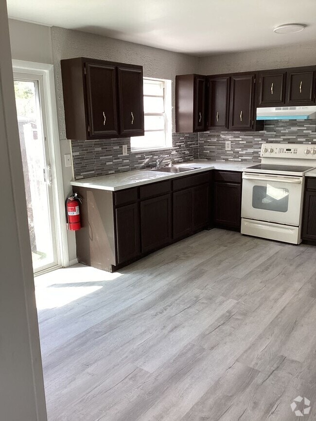 Building Photo - 3 Bedroom Ready for move in!