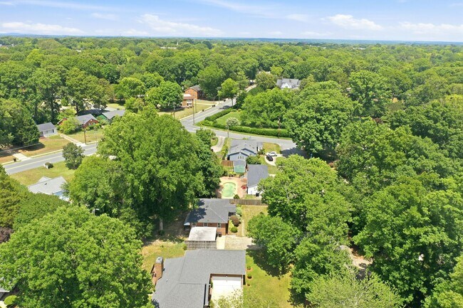 Building Photo - Beautifully Updated 3BR Home in an Established Burlington Neighborhood