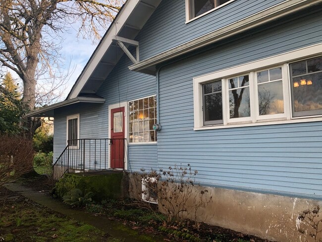 Building Photo - Large 4 bed/2 bath Farm House on River Rd.
