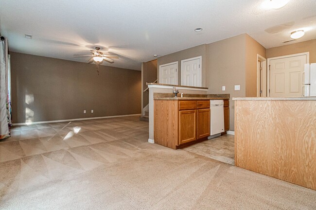 Building Photo - Spacious home close to Fort Riley!