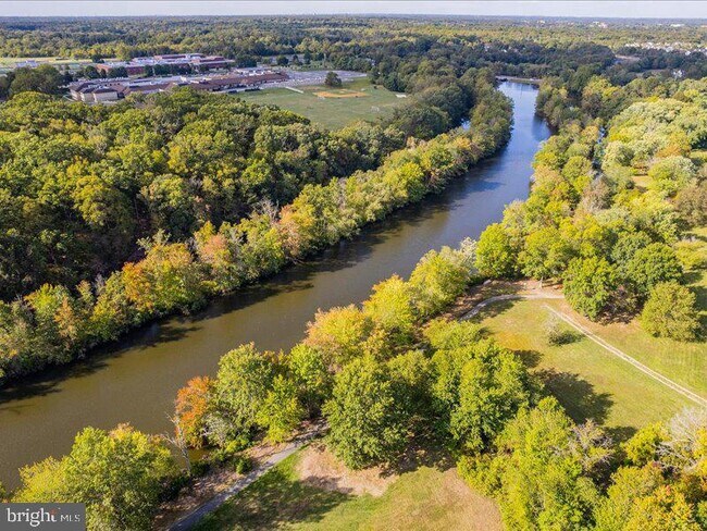 Building Photo - 18 Pond View Dr