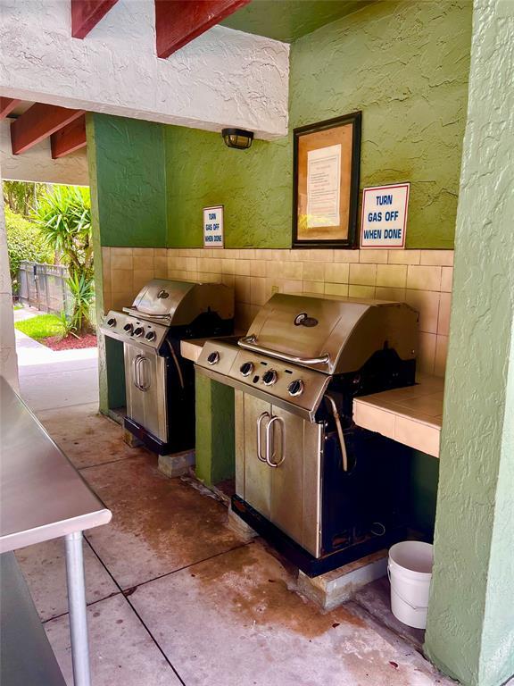 Building Photo - 5155 E Sabal Palm Blvd