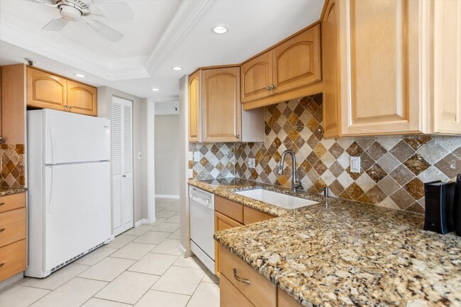 Building Photo - 5950 Pelican Bay Plaza S