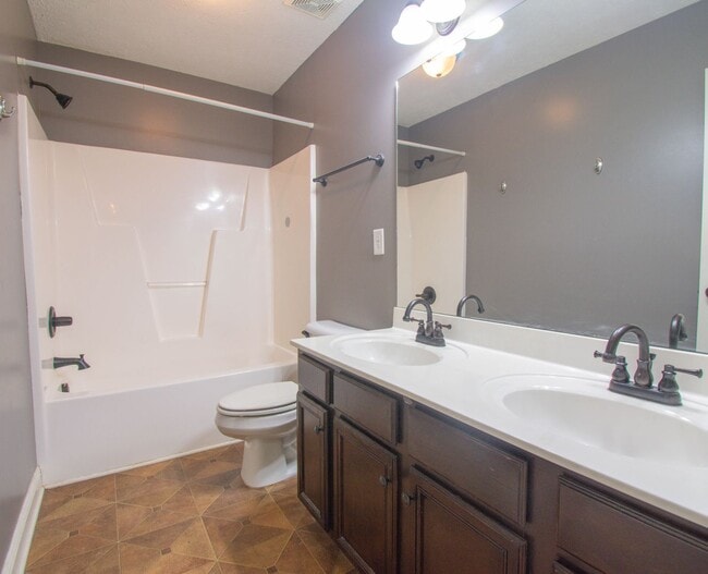 Building Photo - Available March 1! 4 Bedroom 2.5 Bathroom With Bonus and Screened in Porch!