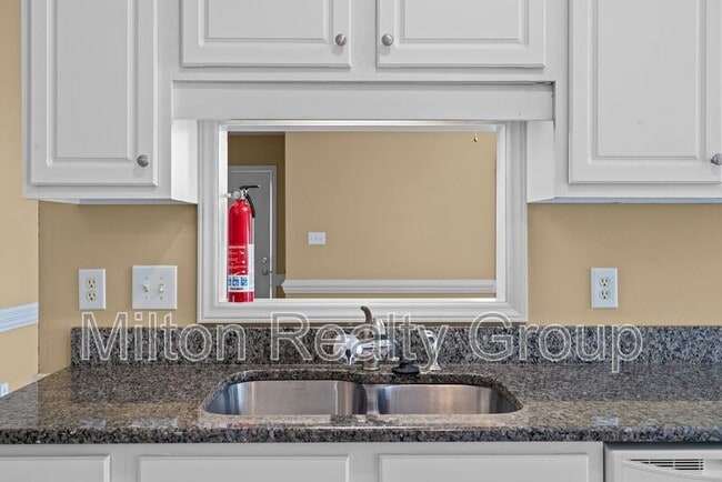 Building Photo - 173 Ariel St