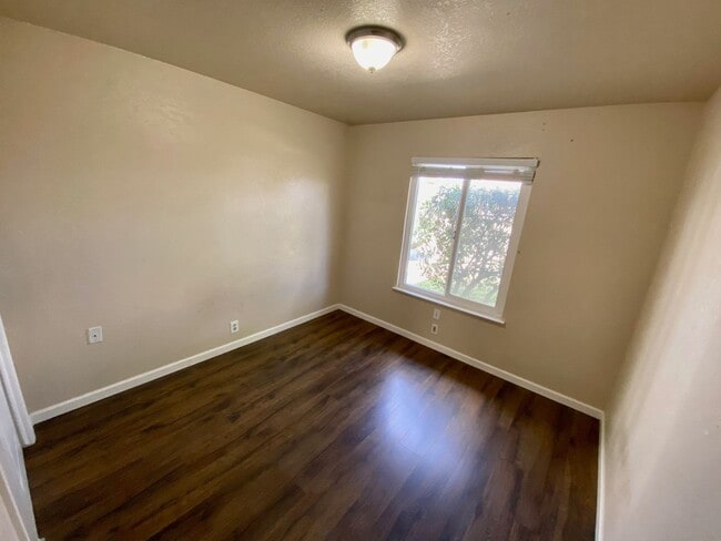 Building Photo - Single story home, large backyard, close t...