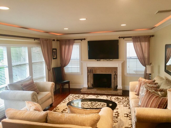 Building Photo - 700 N Irena Ave