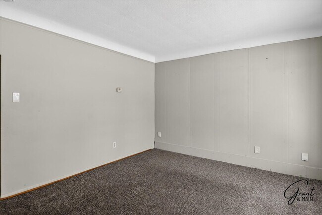 Building Photo - 3 Bedroom Bungalow - $1300