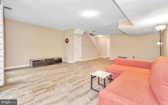 Building Photo - 465 Woodstock Ln