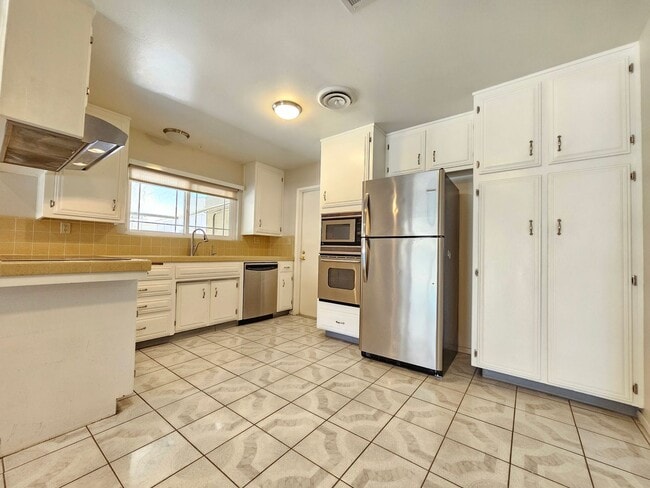 Building Photo - Beautiful interior and Convenient feature!...