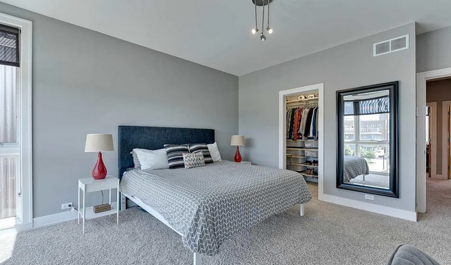 Building Photo - Luxury Downtown Condo!!