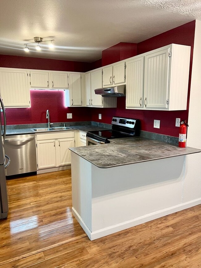 Building Photo - High speed internet included - 3 bedroom t...