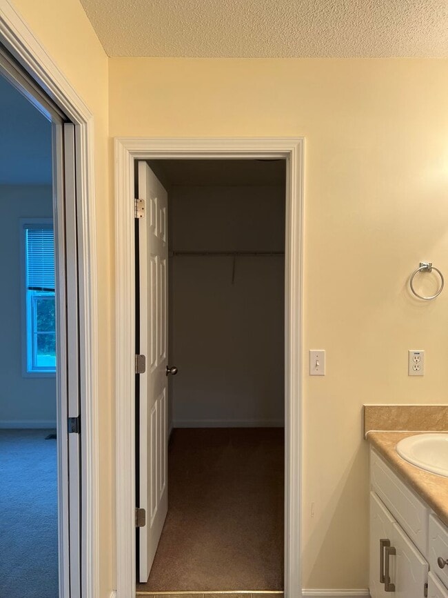 Building Photo - 105 Winthrope Ln