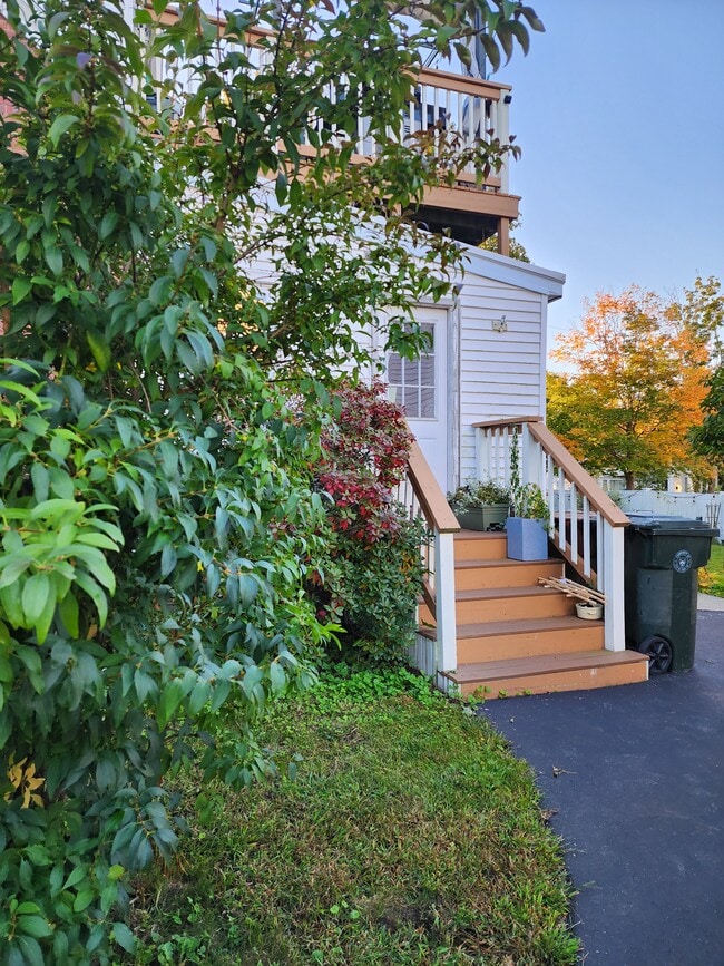 Private Entrance - 35 School St