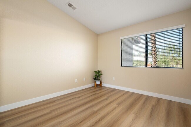 Building Photo - 78650 Ave 42