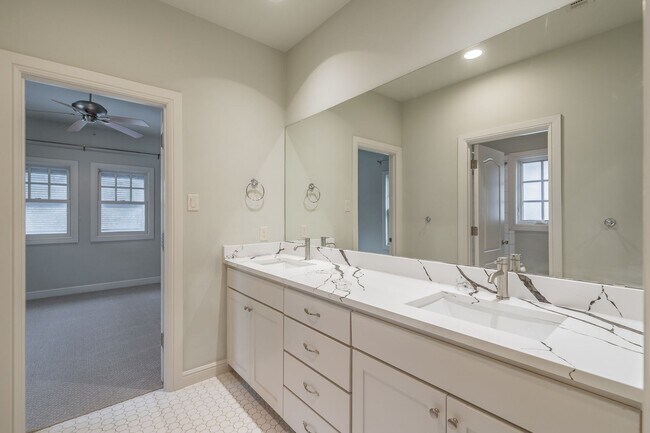 Building Photo - Beautiful Monticello Town Home!!!