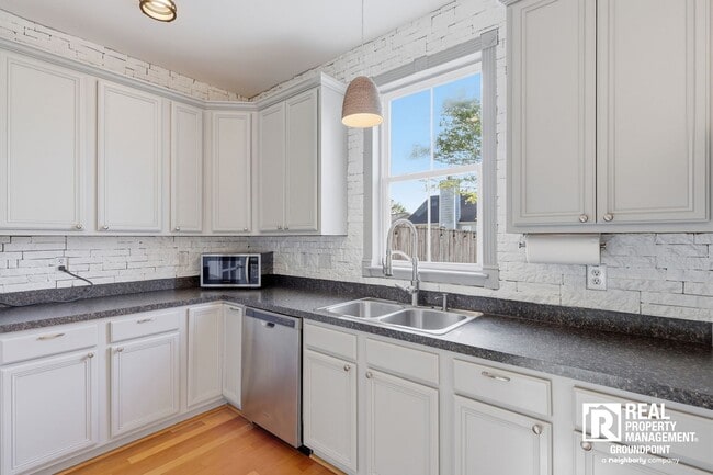 Building Photo - 4BR | 2.5BA | Balcony | Fenced Yard