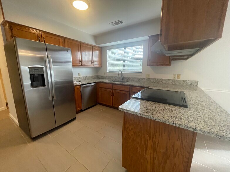 Building Photo - 66 Woodlore Cir