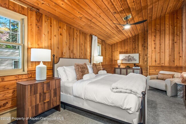 Building Photo - 406 W Smuggler St