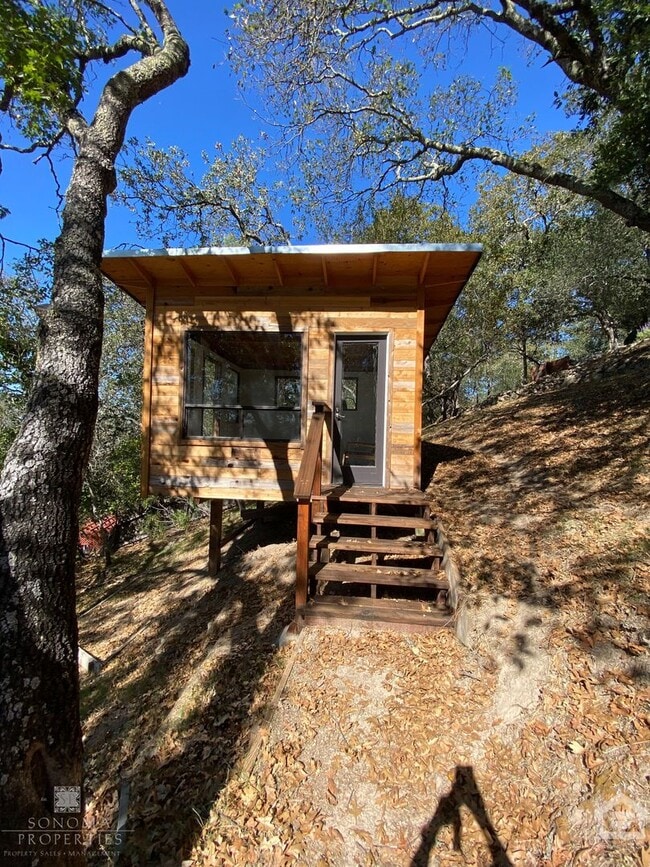 Building Photo - City Meets Serenity – Hillside 3bd/2ba Hou...