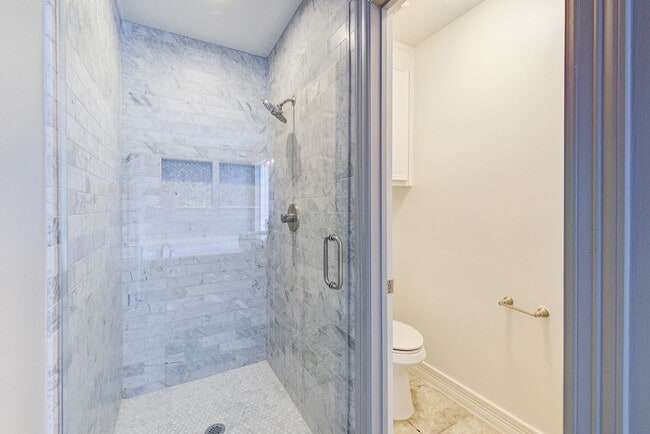 Building Photo - 3 bed, 3/1 bath updated townhome in the he...