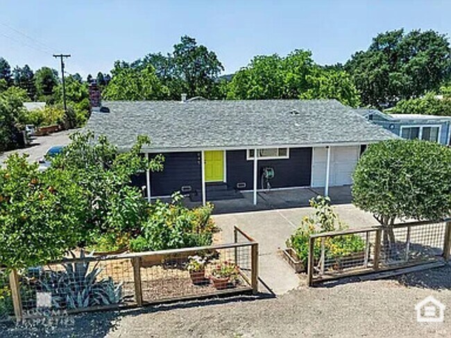 Building Photo - Charming 2-bedroom, 1-bathroom Sonoma Home - Available Now!