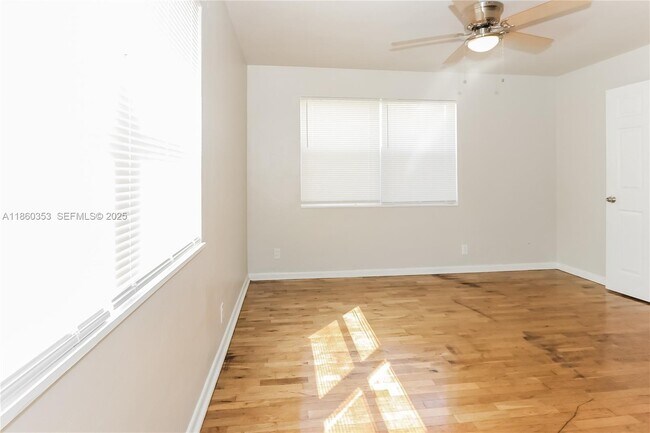 Building Photo - 713 S N St