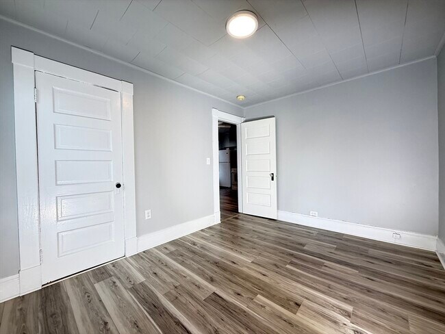 Building Photo - 227 White St