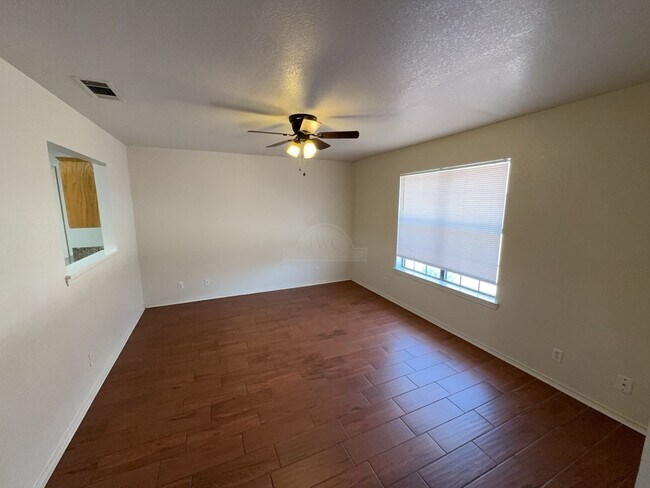 Building Photo - 914 McDaniel Cir