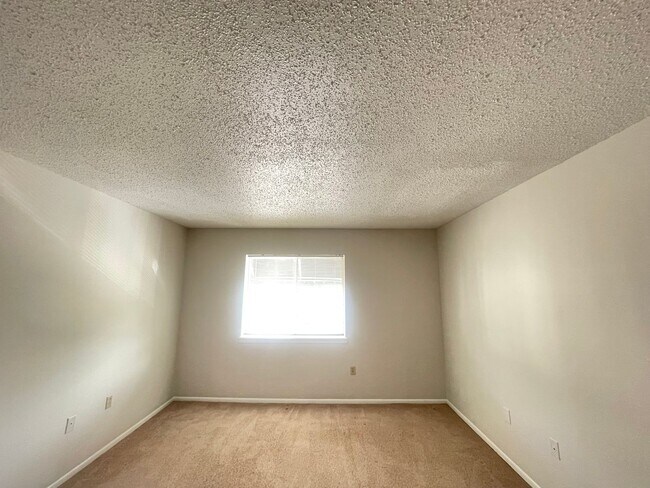 Building Photo - 1/1.5 Townhome in Gated Community! -- Appl...