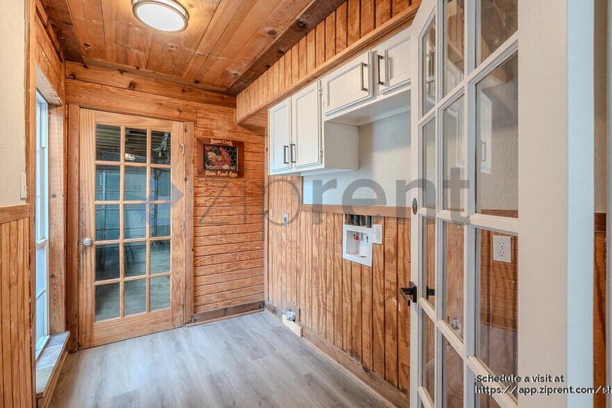 Building Photo - 2052 Lakeside Dr