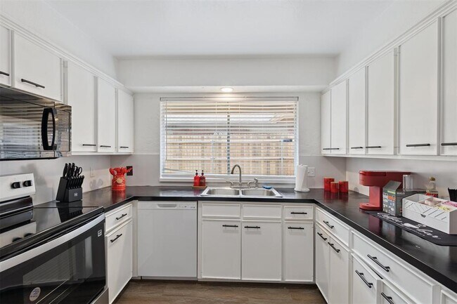 Building Photo - 12508 Green Valley Dr