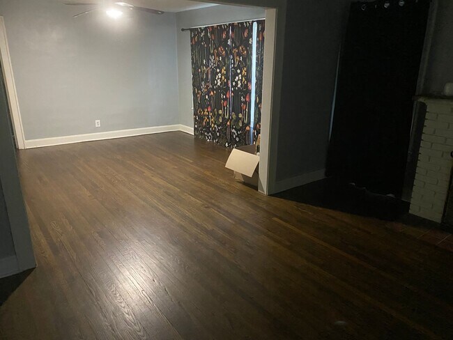 Building Photo - Duplex walking distance to Rockhurst Unive...