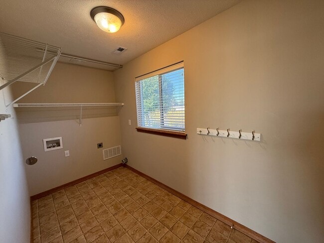 Building Photo - Spacious home in Airway Heights