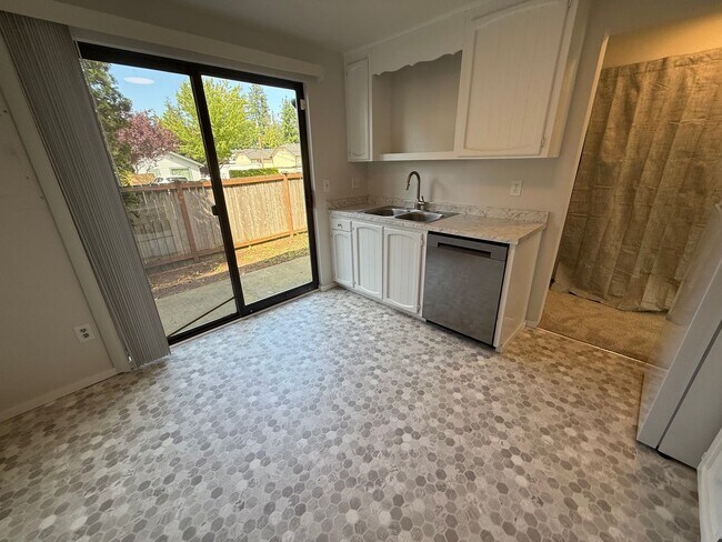 Building Photo - Fully Remodeled 2-Bedroom in Quiet Everett Four-Plex